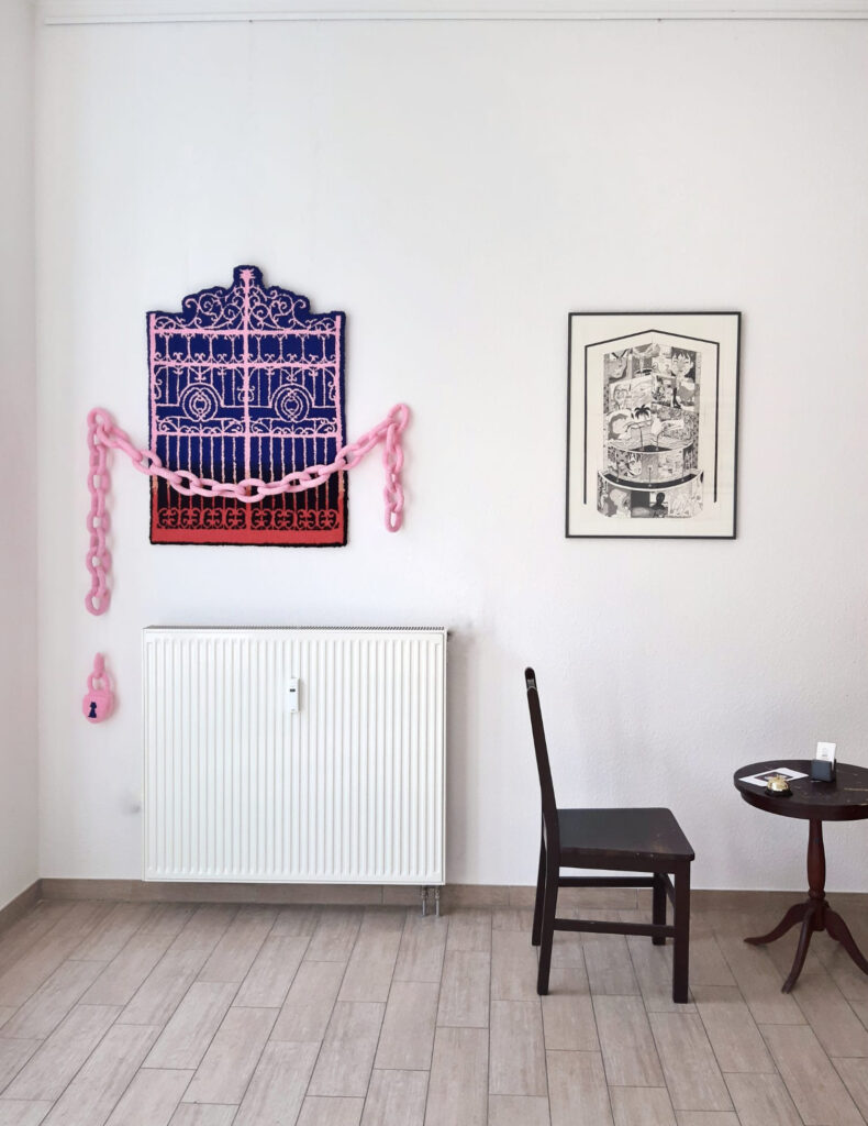 Der vordere Bereich des Studios Projektwechsel, mit zwei Werken der Künstlerin Alexandra Müller an der Wand.